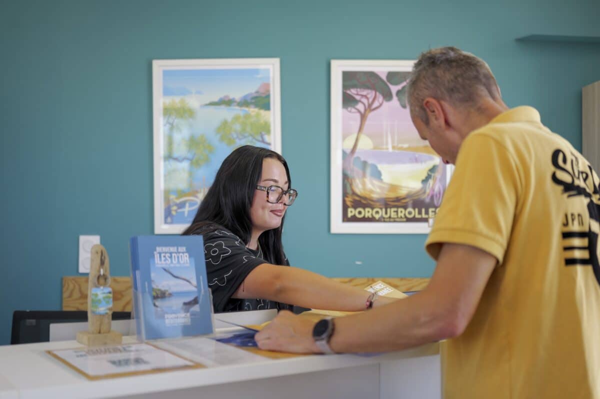 Provence Méditerranée : bureau d'information de Porquerolles